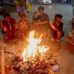 <p>తెలుగు రాష్ట్రాలను చలి వణికిస్తోంది, ఆదిలాబాద్‌, అల్లూరి జిల్లాల్లో ఉష్ణోగ్రతలు కనిష్ట స్థాయికి పడిపోయాయి. &nbsp;చలి తీవ్రతతో తెల్లవారిన తర్వాత కూడా మంచుతెరలు వీడటం లేదు.&nbsp;</p>