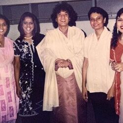 <p>Zakir Hussain: జాకిర్ హుస్సేన్ శాన్ ఫ్రాన్సిస్కోలోని హాస్పిటల్లో పల్మొనరీ ఫైబ్రోసిస్ తో బాధపడుతూ కన్నుమూసినట్లు అతని కుటుంబ సభ్యులు తెలిపారు. 1988లో పద్మశ్రీ, 2002లో పద్మభూషణ్, 2023లో పద్మవిభూషణ్ అవార్డులు అందుకున్న ఘనత అతని సొంతం. ఒకప్పటి బాలీవుడ్ టాప్ సింగర్ అయిన సాధనా సర్గమ్ తో జాకిర్ హుస్సేన్ ఉన్నప్పటి ఫొటో ఇది.</p>