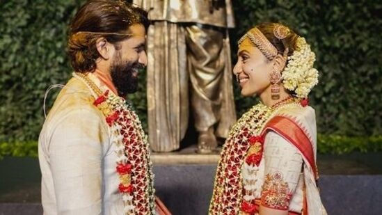 నాగ‌చైత‌న్య‌, శోభిత ధూళిపాళ్ల &nbsp;డిసెంబ‌ర్ 4న వైవాహిక బంధంలోకి అడుగుపెట్టారు. రెండేళ్లుగా ప్రేమ‌లో ఉన్న ఈ జంట పెద్ద‌ల అంగీక‌రాంతో పెళ్లిపీట‌లెక్కారు.&nbsp;