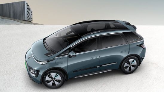 ఎంజీ కామెట్: ఎంజీ కామెట్ పలు రకాల డిస్కౌంట్లతో అందుబాటులో ఉంది. రూ.75,000 వరకు డిస్కౌంట్లు ఉన్నాయి. జెడ్ఎస్ ఈవీపై పలు చోట్ల డీలర్లు రూ.1.5 లక్షల నుంచి రూ.2.25 లక్షల వరకు డిస్కౌంట్లు అందిస్తున్నారు. పూర్తి వివరాల కోసం మీరు మీ సమీపంలోని డీలర్షిప్షోరూమ్ని సందర్శించాలి. ఇటీవల లాంచ్ చేసిన ఎంజీ విండ్సర్ ఈవీపై ఎలాంటి డిస్కౌంట్ లేదు. ఎంజీ కామెట్: ఎంజీ కామెట్ పలు రకాల డిస్కౌంట్లతో అందుబాటులో ఉంది. రూ.75,000 వరకు డిస్కౌంట్లు ఉన్నాయి. జెడ్ఎస్ ఈవీపై పలు చోట్ల డీలర్లు రూ.1.5 లక్షల నుంచి రూ.2.25 లక్షల వరకు డిస్కౌంట్లు అందిస్తున్నారు. పూర్తి వివరాల కోసం మీరు మీ సమీపంలోని డీలర్షిప్షోరూమ్ని సందర్శించాలి. ఇటీవల లాంచ్ చేసిన ఎంజీ విండ్సర్ ఈవీపై ఎలాంటి డిస్కౌంట్ లేదు.