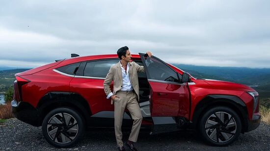 మహీంద్రా ఎలక్ట్రిక్ ఎస్యూవీ అయిన ఎక్స్యూవీ400పై రూ.3.10 లక్షల డిస్కౌంట్ లభిస్తోంది. నెక్సాన్ ఈవీ, ఎంజీ జడ్ ఎస్ ఈవీలకు పోటీగా ఎక్స్యూవీ400 ఈవీ మంచి గుర్తింపు తెచ్చుకుంది. మహీంద్రా ఎలక్ట్రిక్ ఎస్యూవీ అయిన ఎక్స్యూవీ400పై రూ.3.10 లక్షల డిస్కౌంట్ లభిస్తోంది. నెక్సాన్ ఈవీ, ఎంజీ జడ్ ఎస్ ఈవీలకు పోటీగా ఎక్స్యూవీ400 ఈవీ మంచి గుర్తింపు తెచ్చుకుంది.