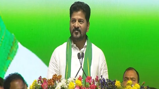 సంక్రాంతి నుంచి రైతు భరోసా అమలు చేస్తామని తెలంగాణ సర్కార్ ఇప్పటికే ప్రకటించింది. అయితే ఎన్ని ఎకరాల వరకు రైతు భరోసా ఇవ్వాలనేదానిపై ప్రభుత్వం డిప్యూటీ సీఎం భట్టి విక్రమార్క అధ్యక్షతన కేబినెట్ సబ్ కమిటీ ఏర్పాటు చేసింది. ఈ కమిటీ రైతు భరోసా లిమిట్, ఇతర అంశాలపై ప్రభుత్వానికి నివేదిక అందజేసింది. &nbsp;