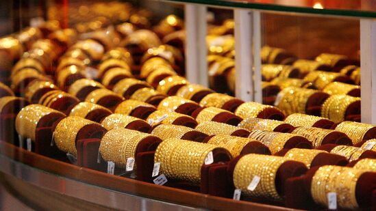 హైదరాబాద్​లో 10 గ్రాముల పసిడి (22క్యారెట్లు) ధర రూ. 71,390గా ఉంది. 24క్యారెట్ల బంగారం ధర రూ. 77,880గా కొనసాగుతోంది. కేజీ వెండి ధర రూ. 99,900గా ఉంది.