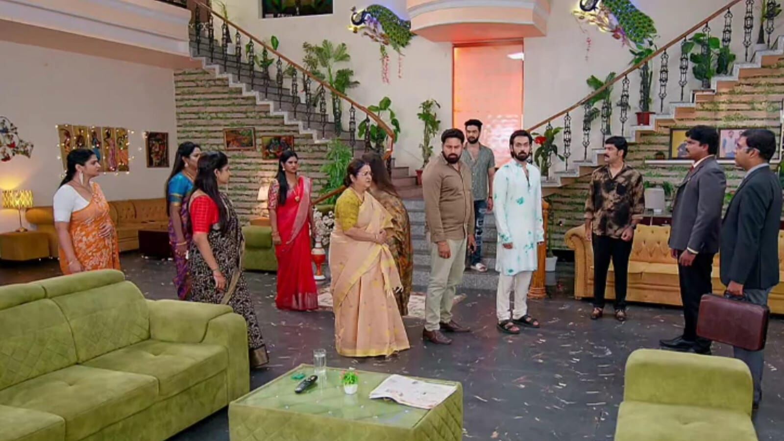 Brahmamudi December 18th Episode: బ్యాంక్ వాళ్ల గొడవ- ముసలోడు నిలువెల్లా ముంచాడన్న రుద్రాణి- నడిరోడ్డు మీదకు కుటుంబం!