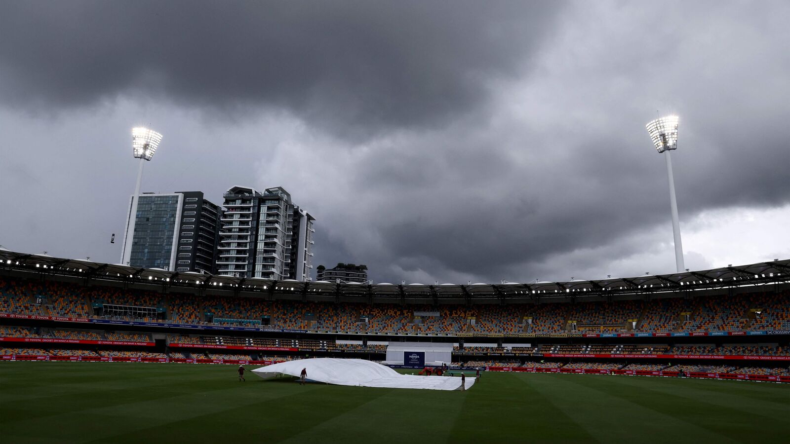 Ind vs Aus 3rd Test Day 5: గబ్బా స్టేడియం దగ్గర మెరుపులు, పిడుగుపాటు.. ఆట ఆపేసిన అంపైర్లు.. టీమిండియా ఆలౌట్