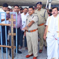 <p>ఈనెల 21 నుంచి 25వరకు భవానీ దీక్షలు విరమణ కార్యక్రమం జరుగుతుంది. ఈ భవాని దీక్షా విరమణ ఏర్పాట్లపై అన్ని శాఖల సమన్వయం చేసుకుని భవాని భక్తులకు ఎటువంటి ఇబ్బందులు లేకుండా పటిష్టమైన బందోబస్త్ ఏర్పాట్లను చేస్తున్నట్టు సీపీ రాజశేఖర్‌ బాబు తెలిపారు. &nbsp;వివిధ ప్రాంతాల నుండి వెహికల్స్ మీద వచ్చే భక్తులకు పార్కింగ్ ఏర్పాట్లపై సమీక్షించారు. &nbsp;భవానీ దీక్షల విరమణ ఏర్పాట్లను పరిశీలించిన వారిలో విజయవాడ సీపీతో పాటు కృష్ణా జిల్లా కలెక్టర్, విజయవాడ మునిసిపల్ కమిషనర్‌, దుర్గగుడి ఈవో ఉన్నారు.&nbsp;</p>