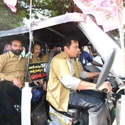 <p>ఈ సందర్భంగా బీఆర్ఎస్ వర్కింగ్ ప్రెసిడెంట్ కేటీఆర్ మాట్లాడుతూ… &nbsp;కాంగ్రెస్ పార్టీ ఎన్నికల సమయంలో 8 లక్షల మంది ఆటో డ్రైవర్లకు ఎన్నో హామీలు ఇచ్చిందని గుర్తు చేశారు. ఆ హామీలు ఏవీ అమలు కాలేదని… ఇప్పటివరకు 93 మంది ఆటో డ్రైవర్లు ఆత్మహత్యలకు పాల్పడ్డారని చెప్పారు.</p>