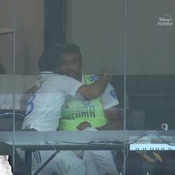 <p>Ashwin Retirement: టీమిండియా లెజెండరీ స్పిన్నర్ రవిచంద్రన్ అశ్విన్ అంతర్జాతీయ క్రికెట్ కు గుడ్ బై చెప్పాడు. ఆస్ట్రేలియాతో మూడో టెస్టు ముగిసిన కాసేపటికే ఈ విషయాన్ని బీసీసీఐ తన ఎక్స్ అకౌంట్ ద్వారా ఈ విషయం వెల్లడించింది. నిజానికి టీ సమయంలో అశ్విన్ ను కోహ్లి హగ్ చేసుకున్నప్పుడే ఈ అనుమానం వచ్చింది. అంతకుముందు అతనితో అశ్విన్ చాలాసేపు మాట్లాడాడు.</p>