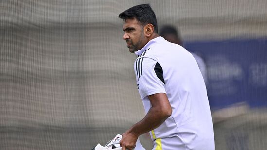 Ashwin Retirement: 38 ఏళ్ల అశ్విన్ టెస్టు క్రికెట్ లో 537 వికెట్లు తీసుకున్నాడు. లెజెండరీ బౌలర్ అనిల్ కుంబ్లే (619) తర్వాత టెస్టుల్లో టీమిండియా తరఫున అత్యధిక వికెట్లు తీసుకున్న ఘనత అశ్విన్‌దే. తన రిటైర్మెంట్ నిర్ణయాన్ని మూడో టెస్టు చివరి రోజు సందర్భంగా కోచ్ గౌతమ్ గంభీర్, బీసీసీఐకి అతడు వెల్లడించాడు. టెస్టు ముగియగానే రిటైర్మెంట్ విషయాన్ని బోర్డు తెలిపింది.