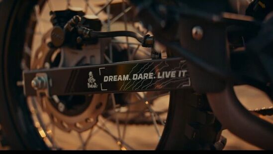 డిజైన్ విషయానికొస్తే బైక్ బాడీ ప్యానెల్స్ సాధారణ ఎక్స్ పల్స్ 2004వి మాదిరిగానే ఉంటాయి. అయితే డాకర్ ఎడిషన్ డాకర్ ర్యాలీ నుండి స్ఫూర్తితో వచ్చినట్టుగా కనిపిస్తుంది.