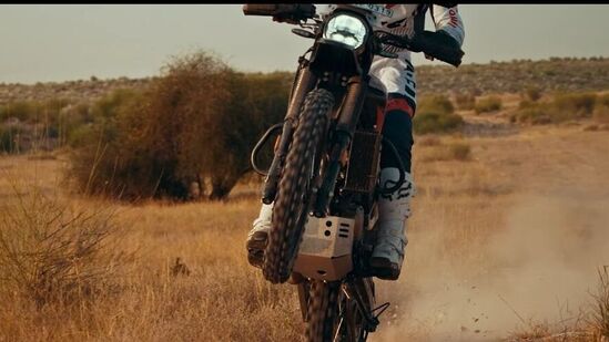 ప్రముఖ మోటార్ సైకిల్ తయారీ సంస్థ హీరో మోటోకార్ప్ తన కొత్త బైక్ హీరో ఎక్స్ పల్స్ 200 4వి ప్రో డాకర్ ఎడిషన్ ను విడుదల చేసింది. డిసెంబర్ 18 నుండి బుక్ చేసుకునేందుకు అవకాశం ఉన్న ఈ బైక్ పాత హీరో ఎక్స్ పల్స్ 200 4వితో పోలిస్తే కొన్ని ప్రత్యేక మార్పులతో వస్తుంది. ఇది మరింత ఆకర్షణీయంగా ఉంటుంది.