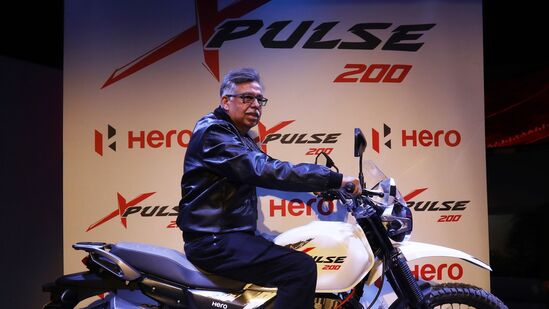 హీరో ఎక్స్ పల్స్ 200 4వి ప్రో డాకర్ ఎడిషన్ మెరుగైన ఆఫ్-రోడింగ్ కోసం అనేక ఫీచర్లతో వచ్చింది. ఫ్రంట్ సస్పెన్షన్ 250 మిమీ. ఇది సర్దుబాటు చేయగల టెలిస్కోపిక్ సస్పెన్షన్‌ను కలిగి ఉంది. అత్యంత క్లిష్టమైన రోడ్లపై కూడా సౌకర్యవంతంగా నడుస్తుంది.