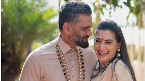 సునీల్ శెట్టి భార్య మనా శెట్టి బాలీవుడ్‌లో బాగా చర్చనీయాంశమైంది. సునీల్, మానా వివాహం జరిగి దాదాపు 42 సంవత్సరాలు అయింది.