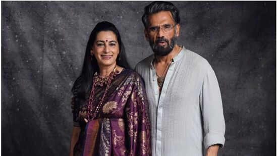 కేవలం 15 ఏళ్ల వయసులోనే తన సోదరి ఇషాతో కలిసి ఫ్యాషన్ డిజైనర్‌గా తన ప్రొఫెషనల్ జర్నీని ప్రారంభించింది మనా శెట్టి. ముంబైలో ఆర్ హౌస్ పేరుతో సొంత లగ్జరీ అలంకరణ, గిఫ్ట్ ఐటమ్స్ షాప్‌ను నిర్వహిస్తున్న మానా శెట్టి తన భర్తతో కలిసి రియల్ ఎస్టేట్‌లో పెట్టుబడులు పెట్టింది.