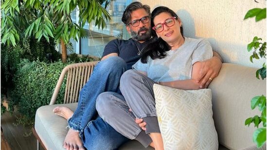 మనా శెట్టి వ్యాపారంలో బాగా సంపాదిస్తు నిమగ్నమై ఉంటుంది. అంతేకాకుండా మనా శెట్టి మహిళలు, పిల్లల కోసం అవసరమైన నిధుల సేకరణ, ప్రదర్శనలను నిర్వహించే సేవ్ ది చైల్డ్ రన్ అనే స్వచ్ఛంద సంస్థతో సంబంధం ఉన్న సామాజిక కార్యకర్త కూడా.