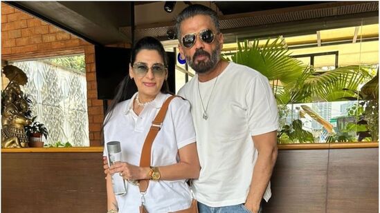 ఇక సునీల్ శెట్టి భార్య మనా శెట్టి నికర ఆస్తుల విలువ రూ. 16 నుంచి 17 కోట్లు ఉంటుందని సమాచారం. స్టార్ బయోపిక్‌ల ప్రకారం సునీల్ మొత్తం ఆస్తులు రూ. 200-250 కోట్ల వరకు ఉంటాయట.