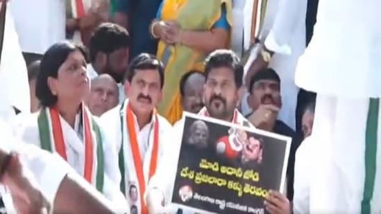 అదానీ వ్యవహారంపై టీపీసీసీ 'చలో రాజ్ భవన్' నిరసన ర్యాలీ, రోడ్డుపై బైఠాయించిన సీఎం