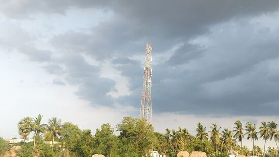 తూర్పు గోదావరి, పశ్చిమ గోదావరి ఏలూరు,కృష్ణా, ఎన్టీఆర్,గుంటూరు,బాపట్ల,ప్రకాశం, నెల్లూరు,అన్నమయ్య,చిత్తూరు, తిరుపతి జిల్లాల్లో కొన్నిచోట్ల తేలికపాటి &nbsp;నుంచి మోస్తరు వర్షాలు కురిసే అవకాశం ఉంది&nbsp;