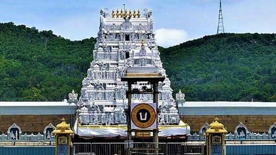 Tirumala: తిరుమలలో భక్తులు ఎందుకు పూలు పెట్టుకోకూడదు?