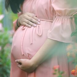 <p>ప్రెగ్నెన్సీ కోసం ట్రై చేస్తున్న సమయంలో ఆహారం మీద సరైన జాగ్రత్తలు తీసుకోవడం చాలా ముఖ్యం. సంతానోత్పత్తి సామర్థ్యం పెరగడానికి, గర్భధారణ సాఫీగా జరగడానికి, శిశువు ఆరోగ్యంగా ఉండేందుకు, తల్లికి సరైన పోషకాలు అందేలా చూసుకోవాలి. ఈ సమయంలో కొన్ని జీవనశైలిలో మార్పులుతో పోషకాహారం విషయంలో బాగా దృష్టి పెట్టాల్సి ఉంటుంది. ప్రెగ్నెన్సీ కోసం ప్రయత్నిస్తున్నవారు తప్పకుండా తీసుకోవాల్సిన కొన్ని ఆహారాల జాబితా ఇక్కడ ఉంది. &nbsp;</p>