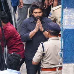 <p>'పుష్ప-2' సినిమా ప్రీమియర్ షో (డిసెంబర్ 4) నాడు సంధ్యా థియేటర్‌లో జరిగిన తొక్కిసలాట కేసు విచారణలో భాగంగా అల్లు అర్జున్ చిక్కడపల్లి పోలీస్ స్టేషన్‌కు వచ్చారు. దాదాపుగా మూడున్నర గంటలపాటు అల్లు అర్జున్‌ను పోలీసులు విచారించినట్లు సమాచారం. అలాగే, బన్నీకి తన రిమాండ్ పేపర్స్ చూపించినట్లు, అందులో 18 నిందితులను చేర్చినట్లు పోలీసులు వెల్లడించారు.&nbsp;</p>