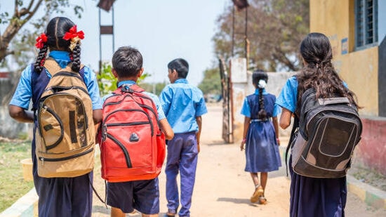 2025 సంవత్సరంలో సాధారణ, ఐచ్ఛిక, వేతనంతో కూడిన సెలవులపై తెలంగాణ ప్రభుత్వం ఉత్తర్వులు జారీ చేసింది. 27 రోజులను సాధారణ సెలవులుగా ప్రకటించింది. మరో 23 రోజులను ఐచ్ఛిక సెలవులుగా తెలంగాణ సర్కారు ప్రకటించింది. ప్రభుత్వ ఉద్యోగులు సాధారణ సెలవులు గాక 5 ఆప్షనల్ హాలిడేస్‌ను ఉన్నతాధికారుల అనుమతితో పొందవచ్చని ప్రభుత్వం స్పష్టం చేసింది.