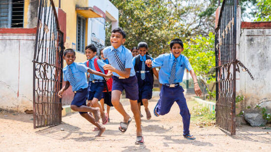 జనవరి 1న కొత్త సంవత్సరం సందర్బంగా సెలవు ఇచ్చారు. ఆ తర్వాత 5వ తేదీ ఆదివారం వస్తుంది. శనివారం 11వ తేదీ నుంచి 17వ తేదీ వరకు సంక్రాంతి సెలవులు ఇచ్చారు. ఆ తర్వాత మళ్లీ 19, 26 తేదీల్లో ఆదివారాలు వచ్చాయి. దీంతో మొత్తం 11 రోజులు సెలవులు వచ్చినట్టు అయ్యింది.&nbsp;