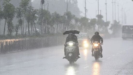 ఎల్లుండి(గురువారం) ప్రకాశం, నెల్లూరు, చిత్తూరు, తిరుపతి జిల్లాల్లో కొన్ని చోట్ల తేలికపాటి నుంచి మోస్తరు వర్షాలు పడే అవకాశం ఉంది. &nbsp;ఏలూరు, కృష్ణా, ఎన్టీఆర్, గుంటూరు, బాపట్ల, పల్నాడు, కర్నూలు, వైఎస్ఆర్, అన్నమయ్య జిల్లాల్లోని పలు ప్రాంతాల్లో తేలికపాటి వర్షాలు పడే అవకాశం ఉందని వాతావరణ శాఖ తెలిపింది.&nbsp;