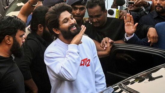 సంధ్యా థియేటర్ తొక్కిసలాట ఘటనకు సంబంధించి చిక్కడపల్లి పోలీస్ స్టేషన్‌లో అల్లు అర్జున్ విచారణ ముగిసింది. ఈ నేపథ్యంలో అల్లు అర్జున్ అరెస్ట్ నుంచి నేడు ముగిసిన విచారణ వరకు జరిగిన విషయాలపై ఓ లుక్కేద్దాం.