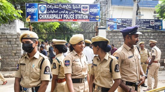 'పుష్ప-2' సినిమా బెన్‌ఫిట్ షో సందర్భంగా జరిగిన తొక్కిసలాటపై కొనసాగుతున్న దర్యాప్తులో భాగంగా నటుడు అల్లు అర్జున్ విచారణ కోసం చిక్కడపల్లి పోలీస్ స్టేషన్‌కు వచ్చే సమయంలో పీఎస్ వద్ద పోలీసులను భారీగా మోహరించారు. మళ్లీ ఎలాంటి అవాంఛనీయ సంఘటనలకు తావివ్వకుండా పటిష్ట బందోబస్తు ఏర్పాటు చేశారు పోలీసులు. అయితే, డిసెంబర్ 4న అల్లు అర్జున్ రోడ్ షో నిర్వహించడం వల్లే సంధ్యా థియేటర్‌కు భారీ సంఖ్యలో జనం వచ్చారని ప్రభుత్వం ఆరోపించిన విషయం తెలిసిందే.