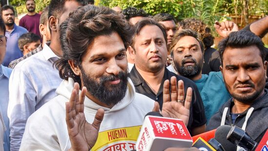అల్లు అర్జున్ అరెస్ట్ తర్వాత మధ్యంతర బెయిల్ వచ్చింది. బెయిల్ పొంది చంచల్‌గూడా జైలు నుంచి ఇంటికి వచ్చిన అల్లు అర్జున్ మీడియాతో మాట్లాడారు. దానికి సంబంధించిన ఫొటోలను ఇక్కడ చూడొచ్చు.&nbsp;