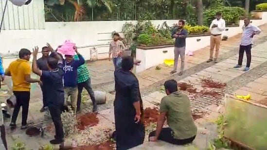 డిసెంబర్ 22న హైదరాబాద్‌లోని అల్లు అర్జున్ ఇంటి వద్ద పలువురు దాడికి పాల్పడ్డారు. ఉస్మానియా యూనివర్సిటీ జాయింట్ యాక్షన్ కమిటీ సభ్యులుగా చెప్పుకుంటున్న ఆ వ్యక్తులు ఆదివారం పుష్ప 2 హీరో ఇంటి వద్ద ఉన్న పూల కుండీలు, ఇతర వస్తువులను ధ్వంసం చేసిన విషయం తెలిసిందే.