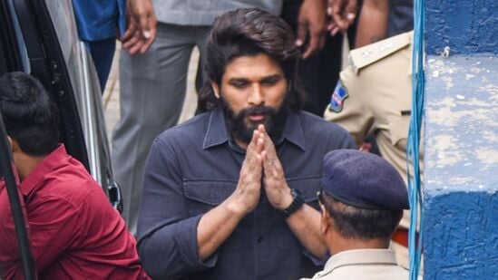 'పుష్ప-2' సినిమా ప్రీమియర్ షో (డిసెంబర్ 4) నాడు సంధ్యా థియేటర్‌లో జరిగిన తొక్కిసలాట కేసు విచారణలో భాగంగా అల్లు అర్జున్ చిక్కడపల్లి పోలీస్ స్టేషన్‌కు వచ్చారు. దాదాపుగా మూడున్నర గంటలపాటు అల్లు అర్జున్‌ను పోలీసులు విచారించినట్లు సమాచారం. అలాగే, బన్నీకి తన రిమాండ్ పేపర్స్ చూపించినట్లు, అందులో 18 నిందితులను చేర్చినట్లు పోలీసులు వెల్లడించారు.&nbsp;
