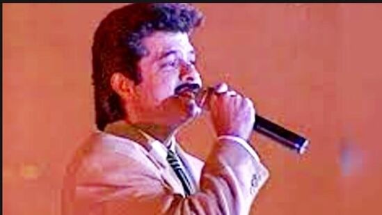 అనిల్ కపూర్ నటనతో మెప్పించడమే కాకుండా పాటలు కూడా బాగా పాడగలరు. సెమీ క్లాసికల్‍లో శిక్షణ కూడా తీసుకున్నారు. పలు చిత్రాల్లో పాడారు. వో 7 దిన్' (1983), హమారా దిల్ ఆప్కే పాస్ హై (2000), చమేలీ కీ షాదీ (1986) చిత్రాల్లో పాడారు. 1986లో సల్మా ఆగాతో కలిసి 'వెల్‍కమ్' అనే పాప్ ఆల్బంను రిలీజ్ చేశారు. ఈ విషయం కూడా చాలా మందికి తెలియకపోవచ్చు.&nbsp;
