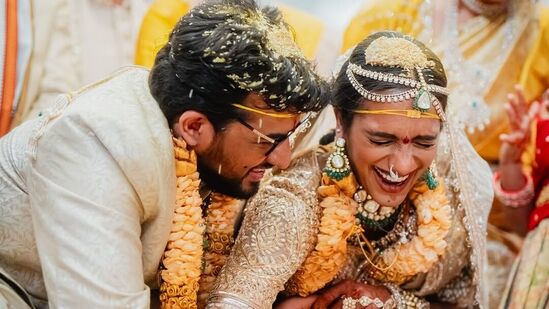 PV Sindhu Wedding Photos: ఈ ఫొటోలో తన భర్తతో పోటీ పడి బిందెలో ఉంగరం కోసం వెతుకుతున్న సింధును చూడొచ్చు. వీళ్ల రిసెప్షన్ మంగళవారం హైదరాబాద్ లో జరుగుతోంది.