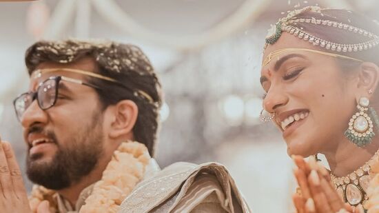 PV Sindhu Wedding Photos: సింధు పెళ్లి కేవలం కుటుంబ సభ్యులు, సన్నిహితుల మధ్య జరగగా.. రిసెప్షన్ కు మాత్రం సినీ, రాజకీయ, క్రీడా ప్రముఖులందరూ హాజరు కానున్నారు.