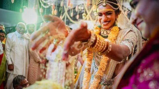 PV Sindhu Wedding Photos: ఈ పెళ్లి ఫొటోల్లో సింధు ఎంత ఆనందంగా ఉందో ఫొటోలను చూస్తే తెలుస్తోంది.