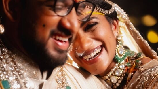 PV Sindhu Wedding Photos: వ్యాపారవేత్త వెంటక దత్త సాయిని పీవీ సింధు పెళ్లి చేసుకుంది. ఈ ఫొటోలపై కాజల్ అగర్వాల్, మలైకా అరోరాలాంటి సెలబ్రిటీలు స్పందిస్తూ.. సింధుకు శుభాకాంక్షలు చెప్పారు.