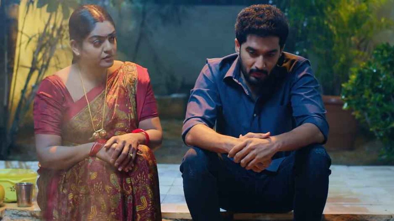 Karthika Deepam December 25th episode: ఇల్లు ఎలా గడవాలి అంటూ కార్తీక్ ఎమోషనల్.. కాపాడిన దీప.. శ్రీధర్‌పై స్వప్న ఫైర్