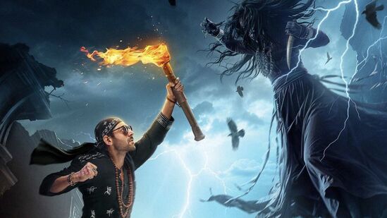 భూల్ భులయ్యా 3 సినిమా బాక్సాఫీస్ వద్ద హిట్ అయింది. ఈ మూవీ ప్రపంచవ్యాప్తంగా సుమారు రూ.417కోట్ల గ్రాస్ కలెక్షన్లను దక్కించుకుంది. టీ సిరీస్ ఫిల్మ్స్, సినీ 1 బ్యానర్లు సుమారు రూ.150కోట్ల బడ్జెట్తో ఈ చిత్రాన్ని నిర్మించాయి. భూల్ భులయ్యా 3 సినిమా బాక్సాఫీస్ వద్ద హిట్ అయింది. ఈ మూవీ ప్రపంచవ్యాప్తంగా సుమారు రూ.417కోట్ల గ్రాస్ కలెక్షన్లను దక్కించుకుంది. టీ సిరీస్ ఫిల్మ్స్, సినీ 1 బ్యానర్లు సుమారు రూ.150కోట్ల బడ్జెట్తో ఈ చిత్రాన్ని నిర్మించాయి. 