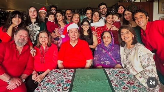 Bollywood Christmas Celebrations: కపూర్ ఫ్యామిలీ మొత్తం క్రిస్మస్ ను ఘనంగా జరుపుకుంది. ఇందులో రణ్‌బీర్, ఆలియా జంటను కూడా చూడొచ్చు.