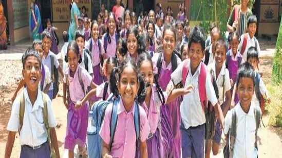 ఏపీలో సంక్రాంతి పెద్ద పండుగ. ఊర్ల నుంచి వచ్చే బంధువులతో ప్రతి ఇల్లు సందడిగా ఉంటుంది. ఏటా సంక్రాంతి పది &nbsp;రోజుల వరకు సెలవులు వచ్చేవి. కానీ ఈసారి సంక్రాంతి సెలవులు కుదిస్తున్నారని తెలిసి విద్యార్థులు నిరాశ చెందుతున్నారు. &nbsp;&nbsp;