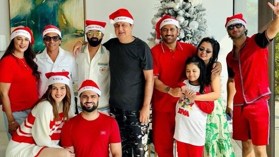 Bollywood Christmas Celebrations: బాలీవుడ్ హీరోయిన్ కృతి సనన్, మాజీ క్రికెటర్ ఎమ్మెస్ ధోనీ ఫ్యామిలీ క్రిస్మస్ సెలబ్రేషన్స్ లో పాల్గొన్నారు.