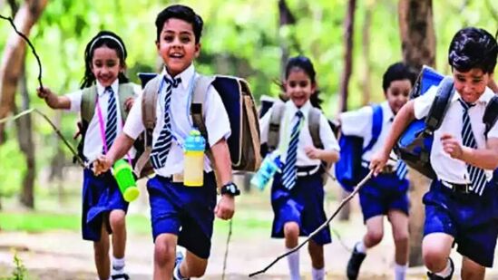 జనవరి 11వ తేదీ నుంచి 15 వరకు లేదా 12వ తేదీ నుంచి 16 వరకు సంక్రాంతి సెలవులు ఉండొచ్చని సమాచారం. త్వరలో పొంగల్ హాలీడేస్ పై అధికారిక ప్రకటన వెలువడనుంది.&nbsp;&nbsp;