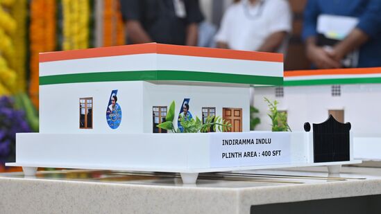 తెలంగాణలో సంక్రాంతికి అటు ఇటుగా ఇందిరమ్మ ఇళ్ల లబ్ధిదారుల ఎంపిక ఉంటుందని అధికారులు చెబుతున్నారు. ఇప్పటికే క్షేత్రస్థాయిలో వివరాల నమోదు ప్రక్రియ కొనసాగుతోంది. ఈ నేపథ్యంలో ప్రభుత్వం మరో కీలక నిర్ణయం తీసుకున్నట్టు తెలుస్తోంది.&nbsp;