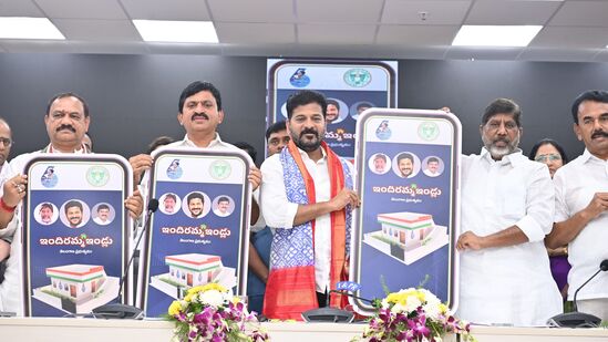 తక్కువధరకే సిమెంట్, స్టీల్ వచ్చేలా చేస్తే.. లబ్ధిదారులకు మరింత సౌకర్యంగా ఉంటుందనే చర్చ జరుగుతోంది. ఇటీవల ఇందిరమ్మ ఇళ్లపై సమీక్ష నిర్వహించిన మంత్రి పొంగులేటి.. ప్రక్రియను వేగవంతం చేయాలని అధికారులను ఆదేశించారు.&nbsp;