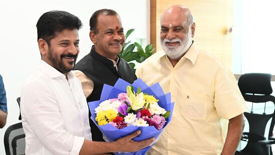 <p>సీఎం రేవంత్ రెడ్డితో టాలీవుడ్ సినీ ప్రముఖుల భేటీ అయ్యారు. రెండు గంటల పాటు సమావేశం సాగింది. సినీ ప్రముఖులకు తమ వైఖరిని ప్రభుత్వం స్పష్టం చేసింది. టాలీవుడ్ సమస్యలు పరిష్కరిస్తామని హామీ ఇచ్చింది.&nbsp;</p>