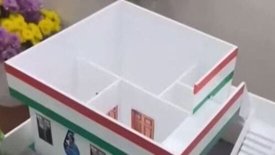 ఇందిరమ్మ ఇల్లు నిర్మించుకునే లబ్ధిదారులకు తక్కువ ధరకే నిర్మాణ సామాగ్రిని అందించాలని ప్రయత్నిస్తున్నట్టు తెలుస్తోంది. సిమెంట్, స్టీల్ వంటి వాటిని లబ్ధిదారులకు తక్కువ ధరకు అందించేందుకు ప్రభుత్వం నిర్ణయం తీసుకున్నట్లు సమాచారం.&nbsp;