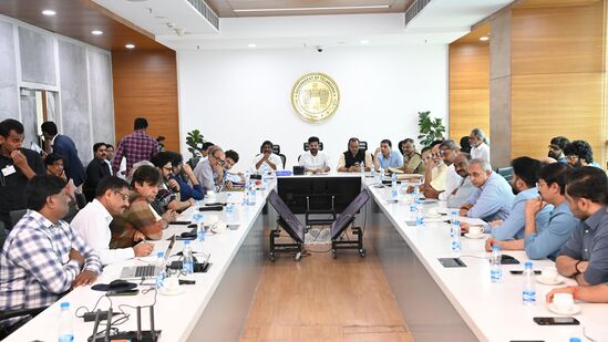 సినీ ఇండస్ట్రీ నుంచి దిల్ రాజు నేతృత్వంలో 36 మంది సభ్యులతో సీఎం రేవంత్ భేటీ అయ్యారు. నిర్మాతల నుంచి.. దిల్ రాజు, అల్లు అరవింద్, దగ్గుబాటి సురేష్ బాబు, ఏషియన్ సునీల్ నారంగ్, &nbsp;నిర్మాత సుప్రియ యార్లగడ్డ, నిర్మాత చినబాబు, నిర్మాత నాగవంశీ, నవీన్ ఎర్నేని, రవి శంకర్, విశ్వప్రసాద్, సుధాకర్ రెడ్డి, రవి కిషోర్, కె ఎల్ నారాయణ, భోగవల్లి ప్రసాద్ ఉన్నారు. హీరోల నుంచి వెంకటేష్, నాగార్జున, నితిన్, కిరణ్ అబ్బవరం వరుణ్ తేజ్, శివ బాలాజీ వచ్చారు. దర్శకుల తరఫున వీర శంకర్, త్రివిక్రమ్ శ్రీనివాస్, హరీష్ శంకర్, అనిల్ రావిపూడి సాయి రాజేష్, వశిష్ట, బాబీ, వంశీ పైడిపల్లి, ప్రశాంత్ వర్మ వచ్చారు.