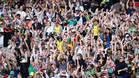 Boxing Day Test Record: ప్రపంచంలోని అతిపెద్ద స్టేడియాల్లో ఒకటైన ఎంసీజీలో 90 వేల మంది కూర్చునే వీలుండగా.. దాదాపు ఫుల్ అయిపోయింది. 2020లో ఇక్కడ జరిగిన ఇండియా, ఆస్ట్రేలియా బాక్సింగ్ డే టెస్టుకు కొవిడ్ ఉన్నా కూడా 27615 మంది వచ్చారు. ఇప్పుడా సంఖ్య 87 వేలు దాటడం విశేషం.